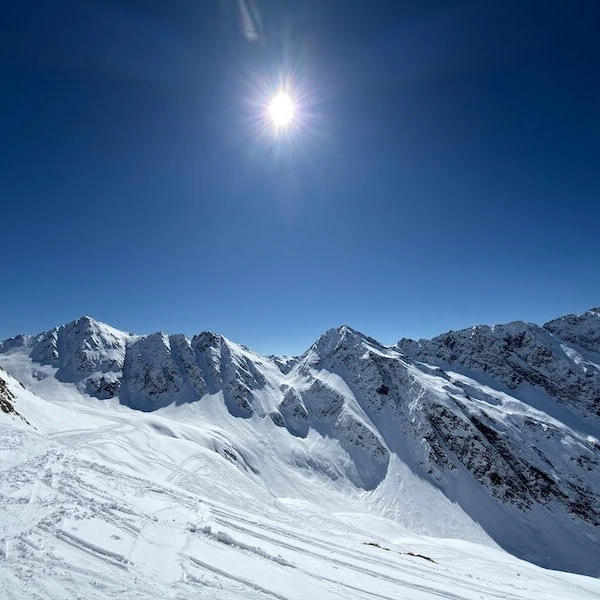 Bergpanorama mit Neuschnee und Sonnenschein