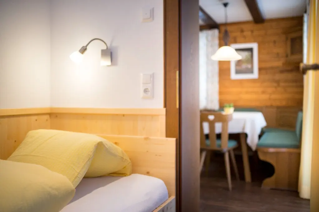 Schlafzimmer mit Blick in den Wohnraum von Wohnung 1