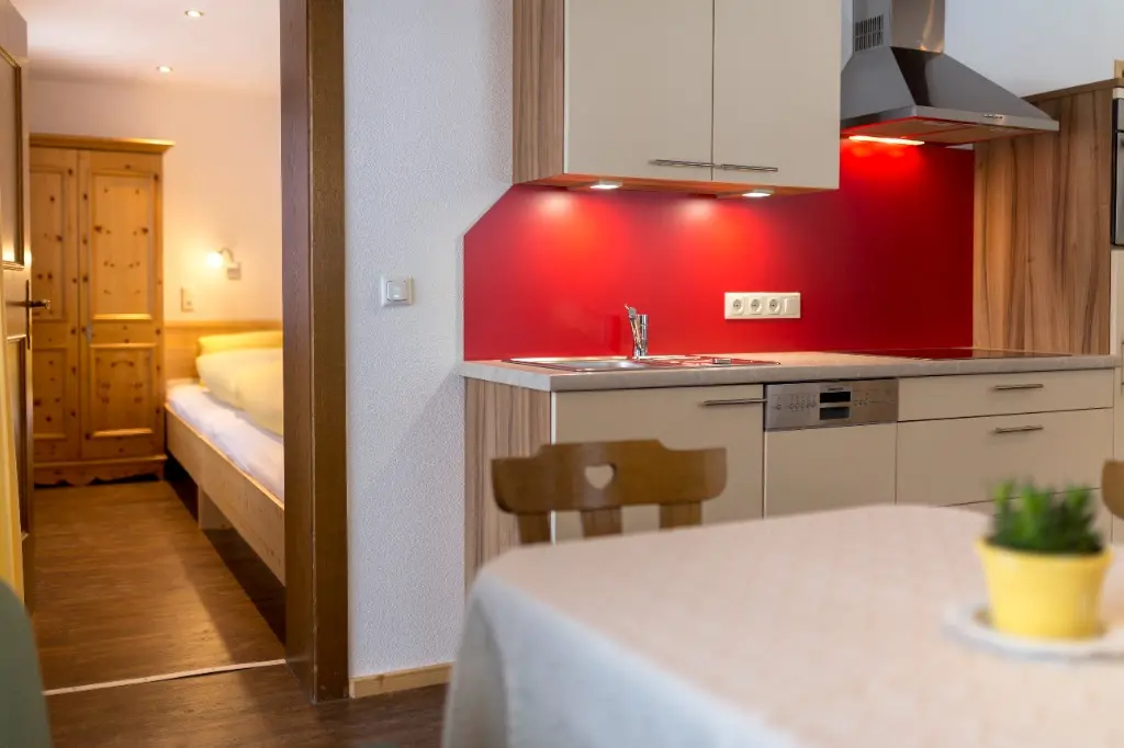 Blick vom Schlafzimmer in die Küche von Wohnung 1