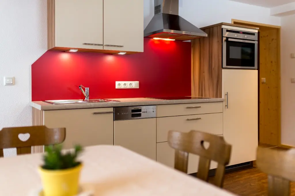 Küche mit Essplatz in Wohnung 1