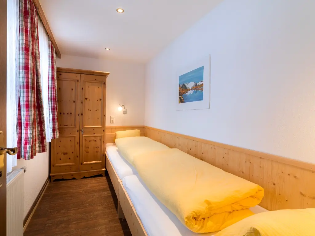 Schlafzimmer mit zwei Einzelbetten in Wohnung 1