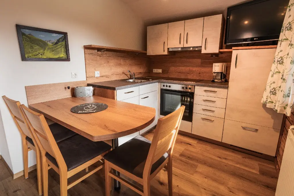 Essplatz und Küchenzeile in Wohnung 6