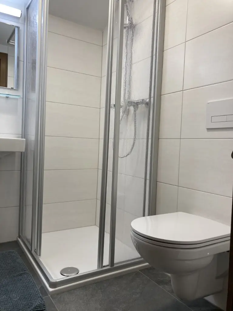 Badezimmer mit Dusche in Wohnung 6