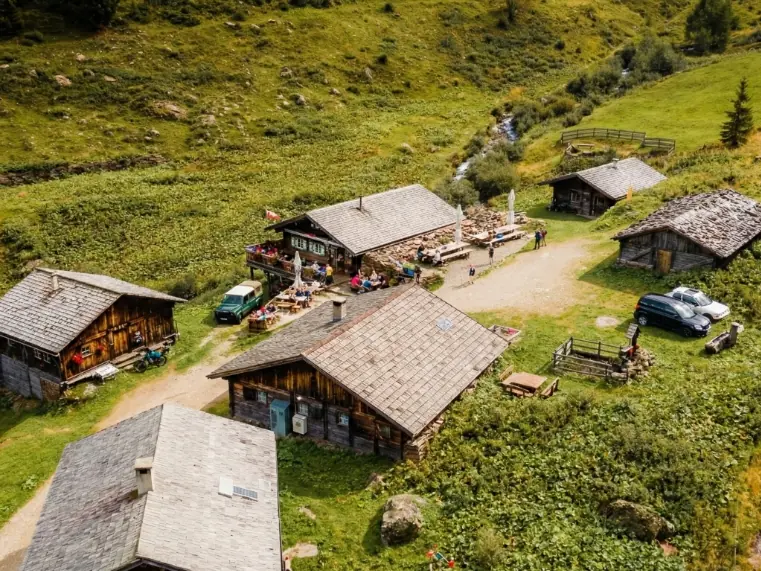 Luftaufnahme der Bruggeralm - Eingebettet in die Osttiroler Bergwelt