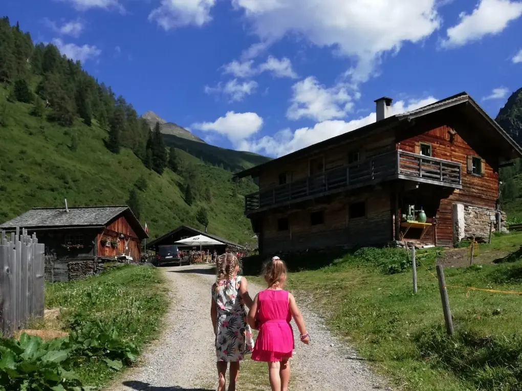 Die malerische Bruggeralm in St. Jakob im Defereggental während der Sommermonate