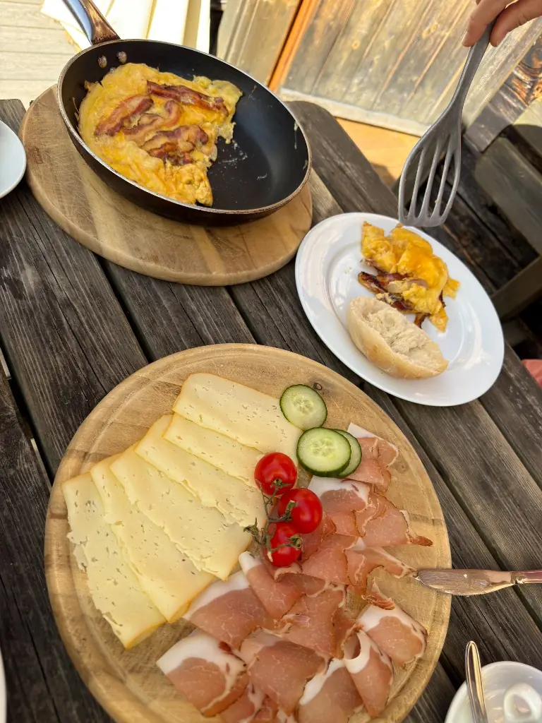 Tiroler Frühstück mit Speck mit Ei, Käse und Speck