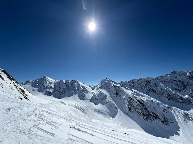 Traumhaftes Bergpanorama mit Neuschnee und strahlend blauem Himmel auf der Brunnalm