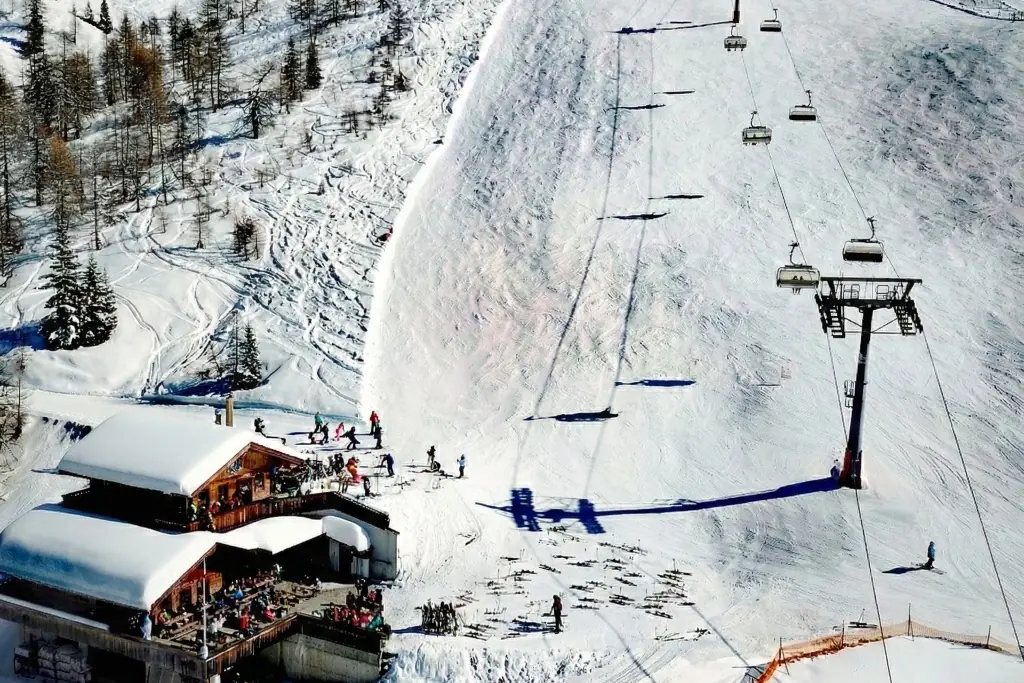 Die traditionelle Weißspitzhütte auf 2030m im winterlichen Skigebiet Brunnalm